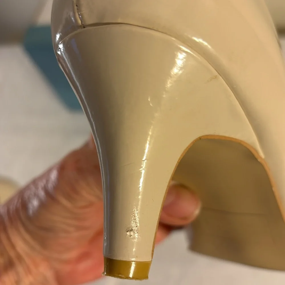 Jaclyn Smith Tabby Pumps Bone Patent Leather Sz 9.5